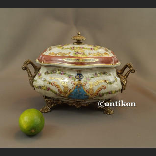 Porcelanowa szkatuła w pałacowym stylu 