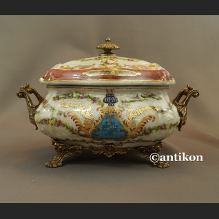 Porcelanowa szkatuła w pałacowym stylu 