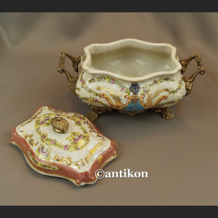Porcelanowa szkatuła w pałacowym stylu 