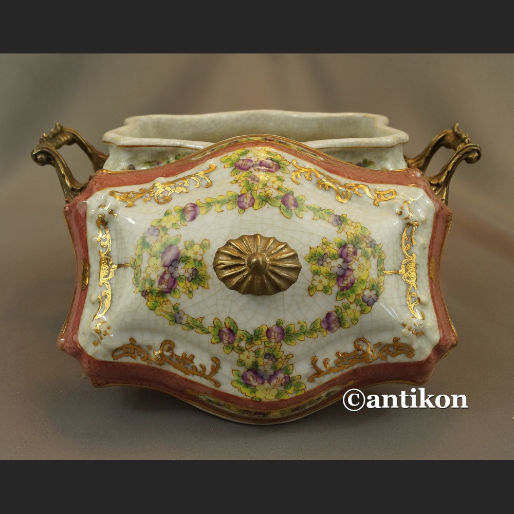 Porcelanowa szkatuła w pałacowym stylu 