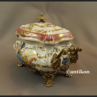 Porcelanowa szkatuła w pałacowym stylu 