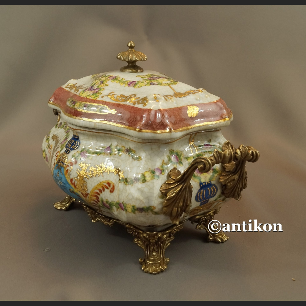 Porcelanowa szkatuła w pałacowym stylu 
