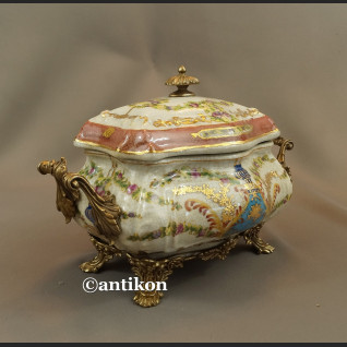 Porcelanowa szkatuła w pałacowym stylu 