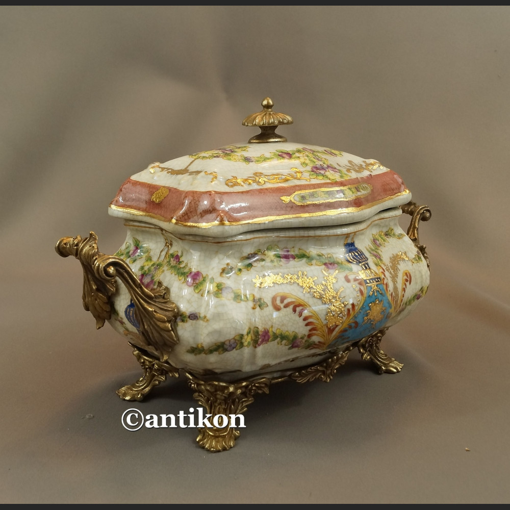 Porcelanowa szkatuła w pałacowym stylu 