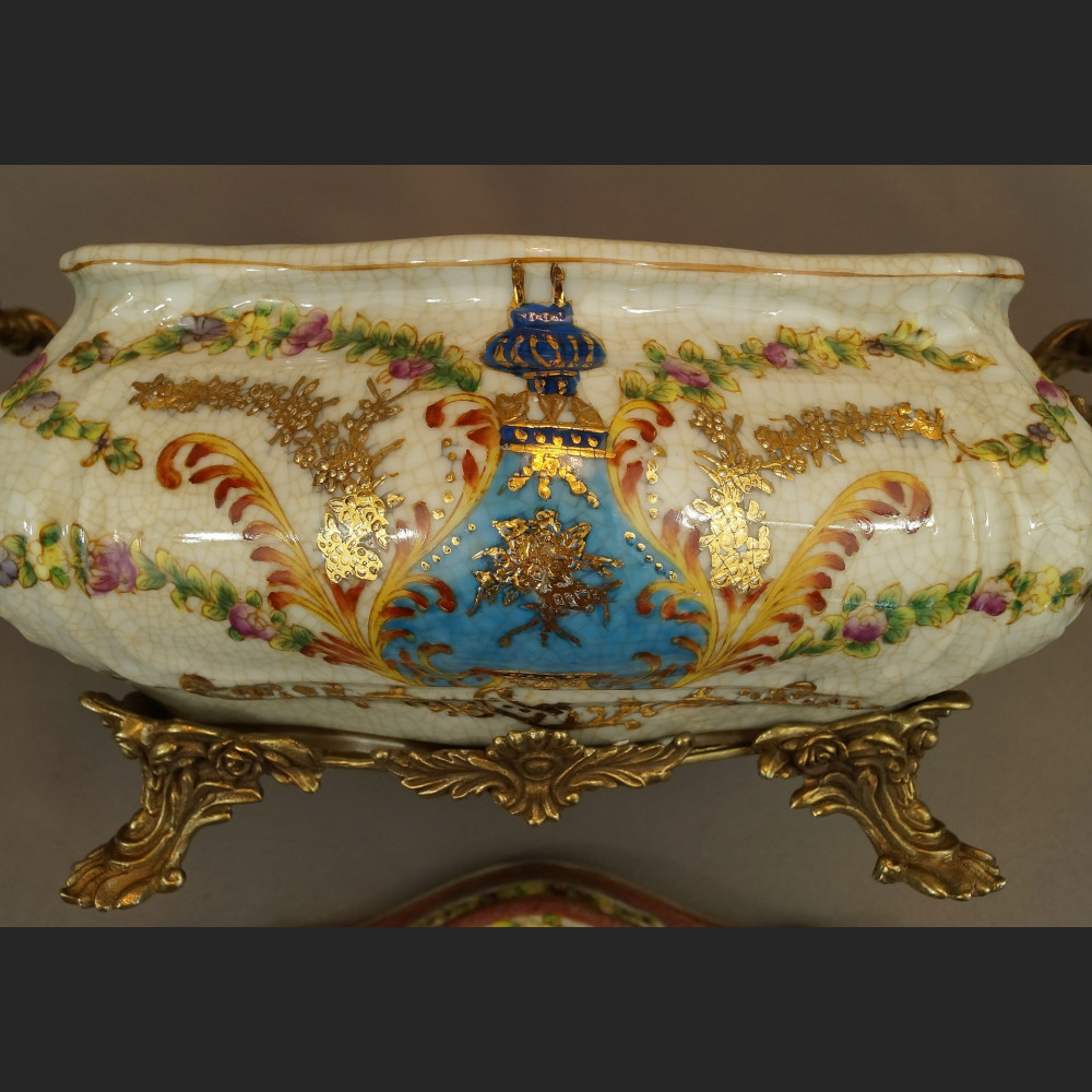 Porcelanowa szkatuła w pałacowym stylu 