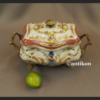 Porcelanowa szkatuła w pałacowym stylu 