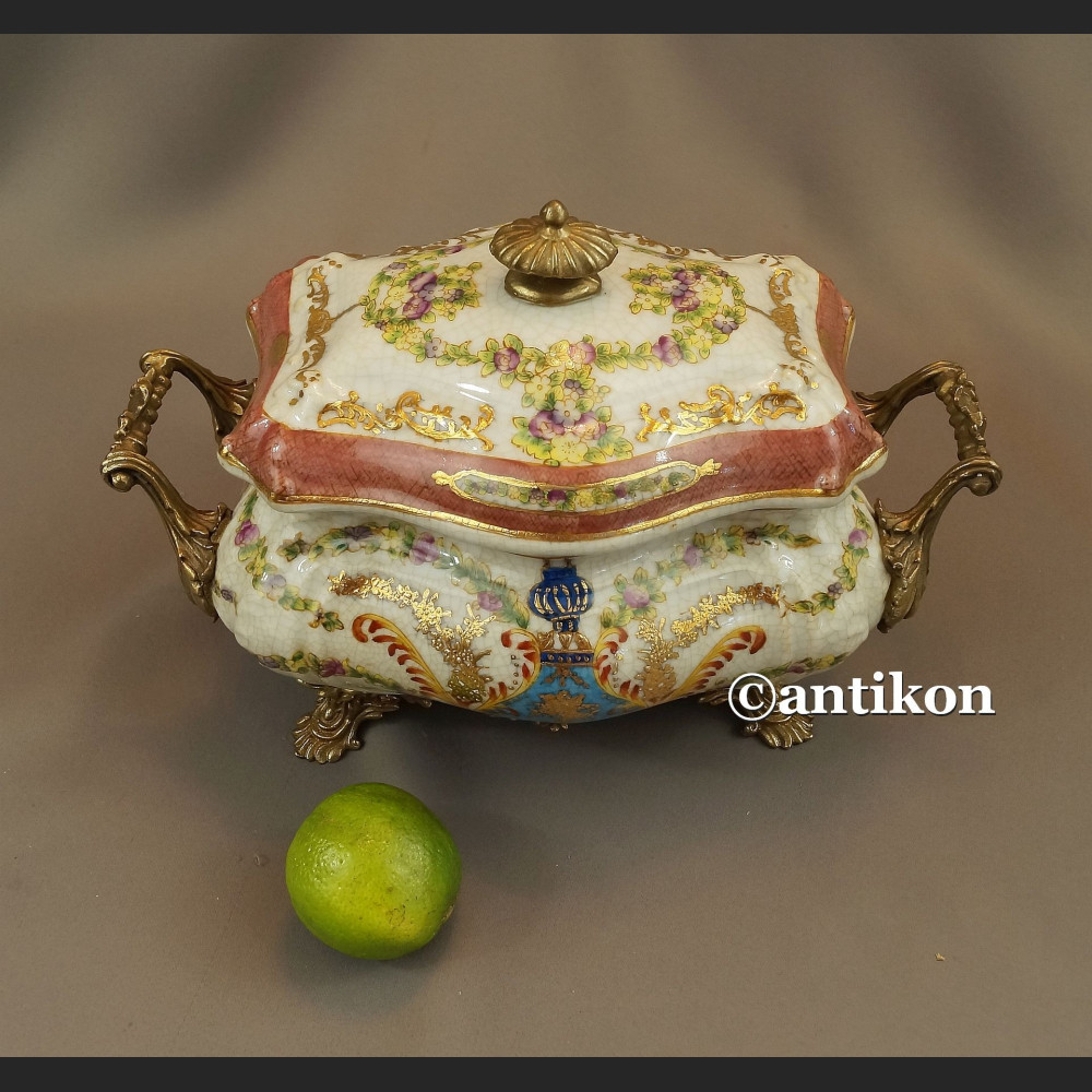Porcelanowa szkatuła w pałacowym stylu 