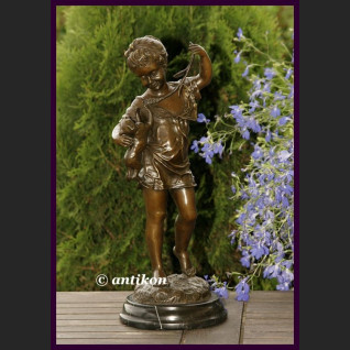 Rzeźba z brązu piękna dziewczynka i kot 