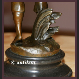 Uroczy chłopiec mały marzyciel sygnowana rzeźba z brązu