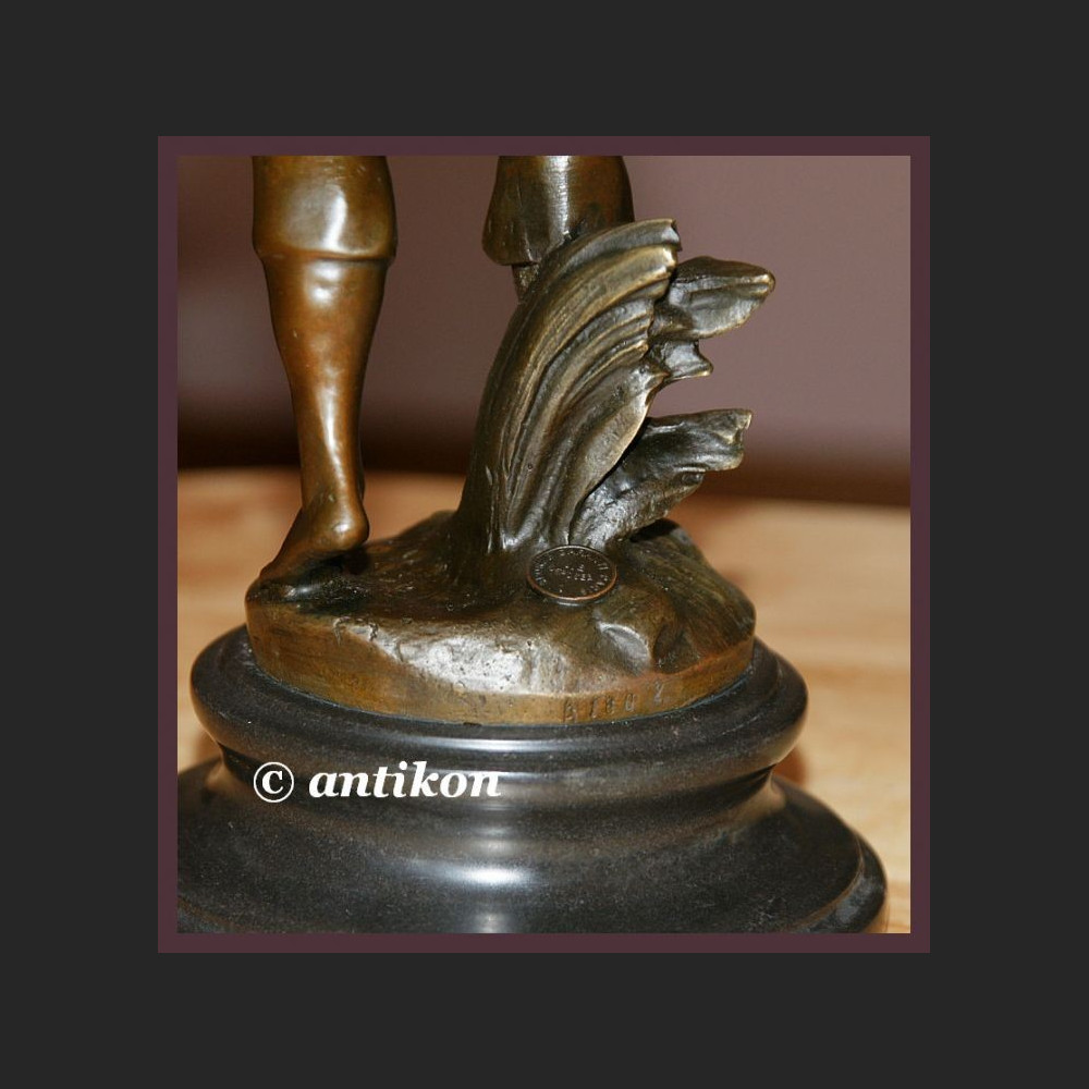 Uroczy chłopiec mały marzyciel sygnowana rzeźba z brązu