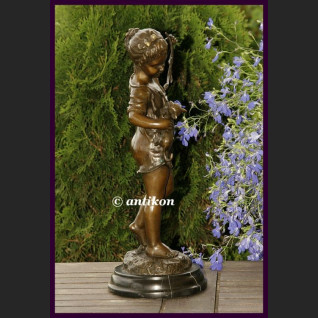 Rzeźba z brązu piękna dziewczynka i kot 