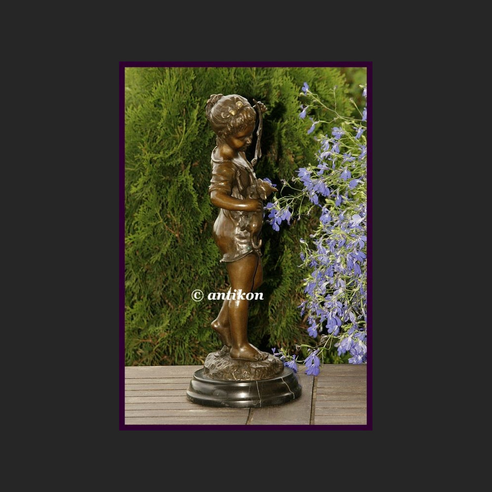 Rzeźba z brązu piękna dziewczynka i kot 