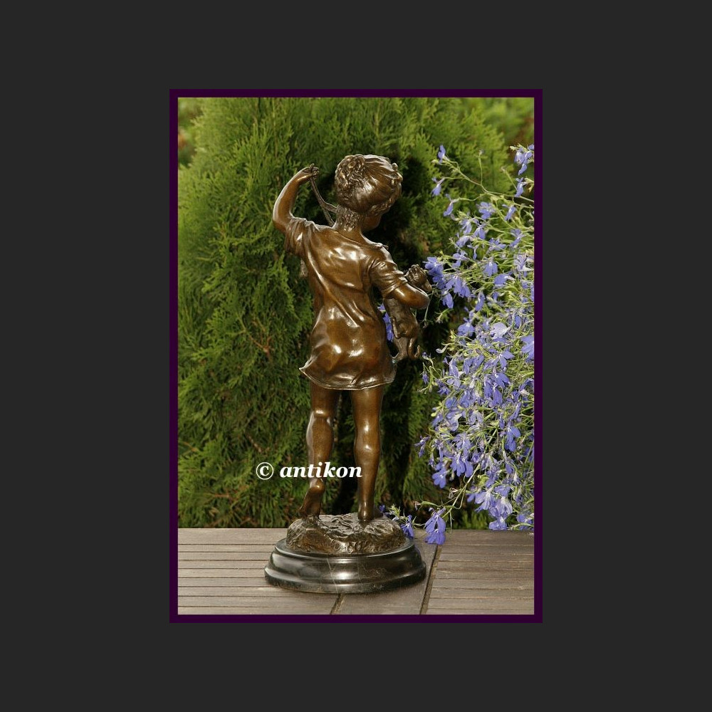 Rzeźba z brązu piękna dziewczynka i kot 