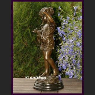 Rzeźba z brązu piękna dziewczynka i kot 