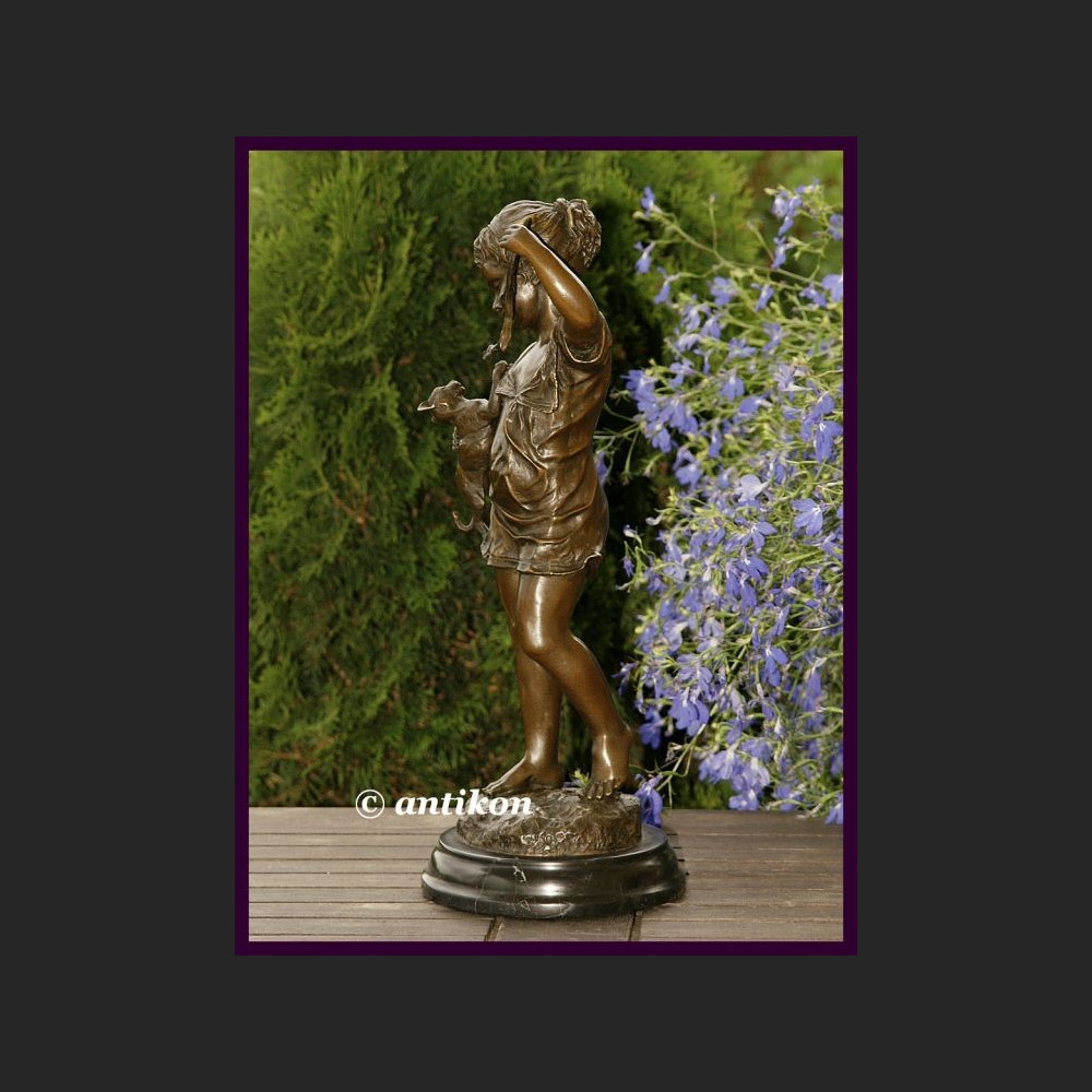 Rzeźba z brązu piękna dziewczynka i kot 