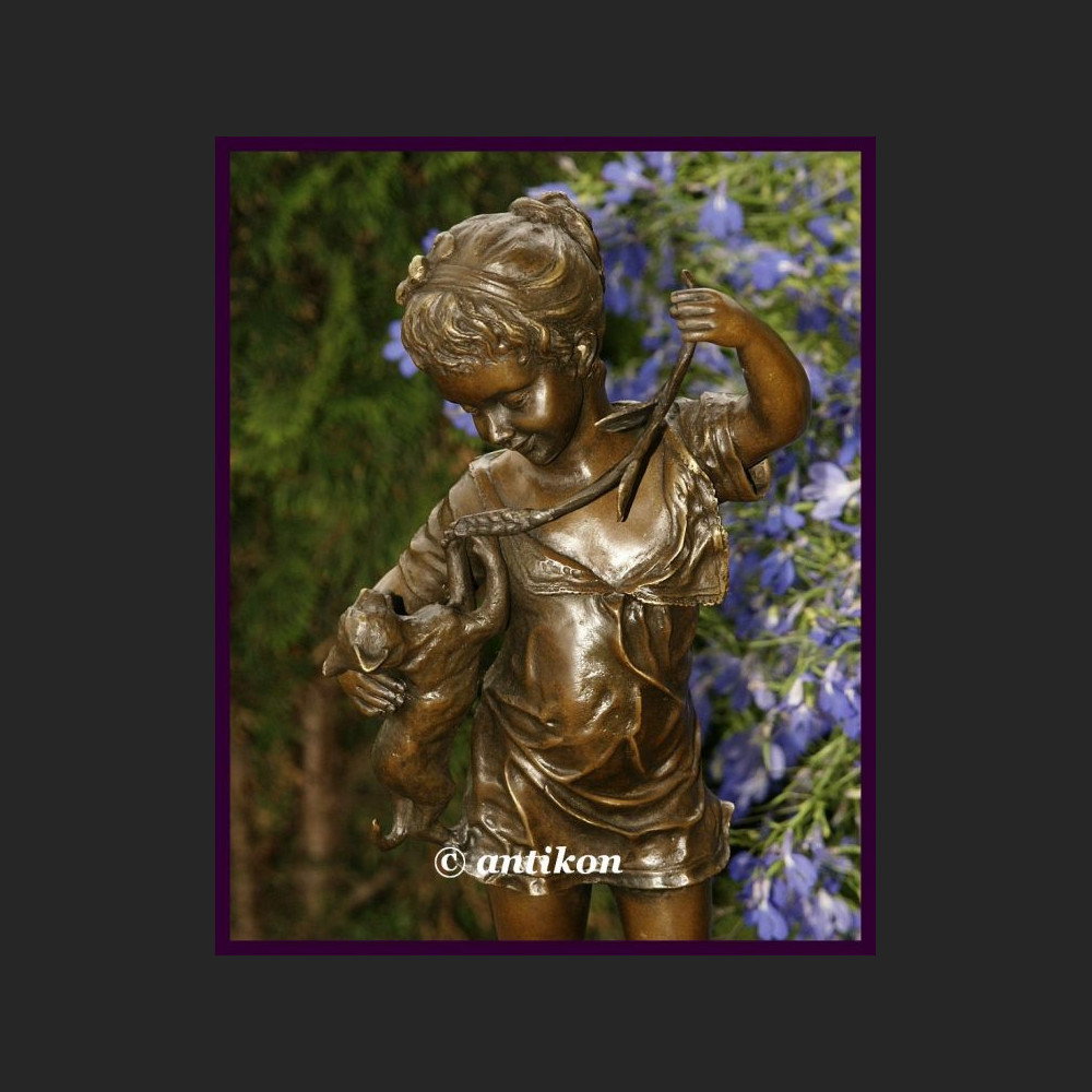 Rzeźba z brązu piękna dziewczynka i kot 