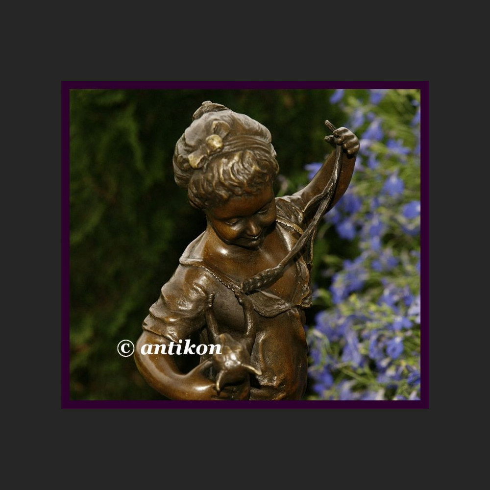 Rzeźba z brązu piękna dziewczynka i kot 