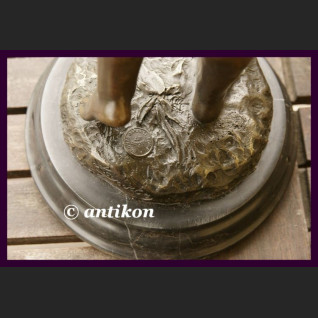 Rzeźba z brązu piękna dziewczynka i kot 