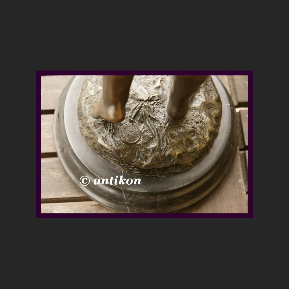 Rzeźba z brązu piękna dziewczynka i kot 