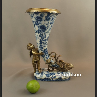 Róg obfitości z amorem wzór cebulowy kobalt  Róg obfitości z amorem wzór cebulowy kobalt