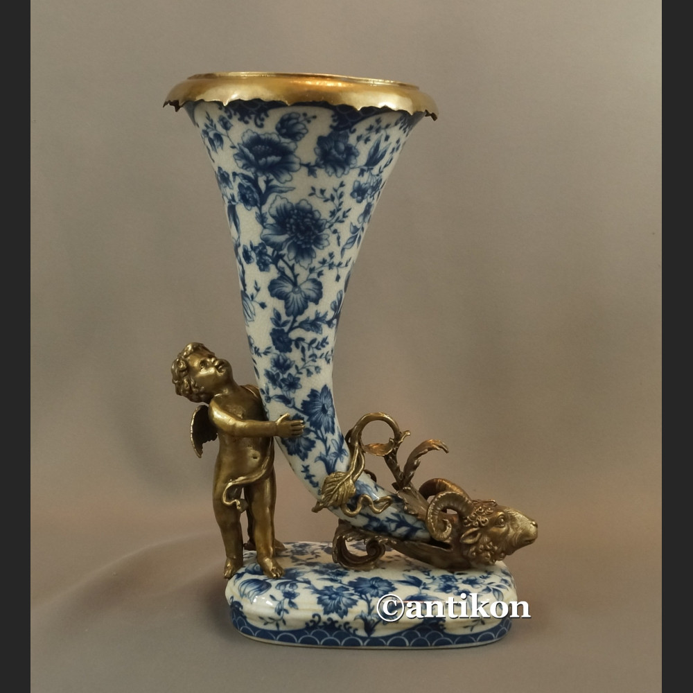 Róg obfitości z amorem wzór cebulowy kobalt  Róg obfitości z amorem wzór cebulowy kobalt