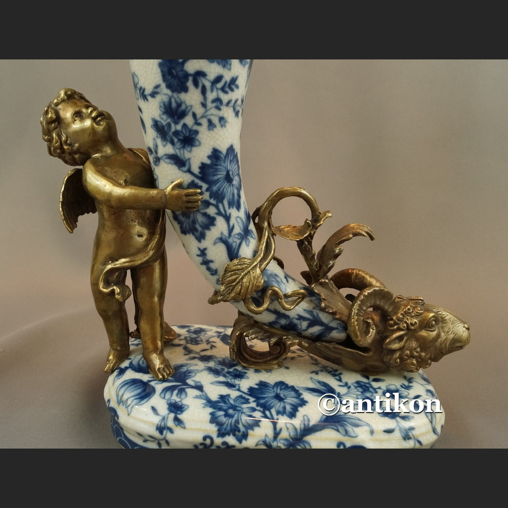 Róg obfitości z amorem wzór cebulowy kobalt  Róg obfitości z amorem wzór cebulowy kobalt