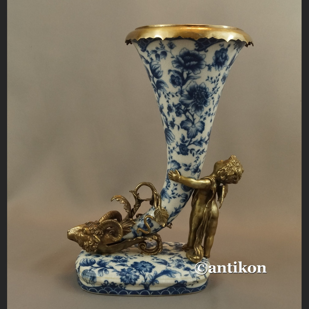 Róg obfitości z amorem wzór cebulowy kobalt  Róg obfitości z amorem wzór cebulowy kobalt