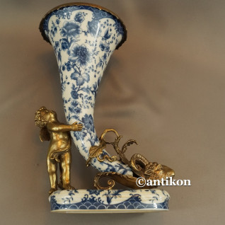 Róg obfitości z amorem wzór cebulowy kobalt  Róg obfitości z amorem wzór cebulowy kobalt