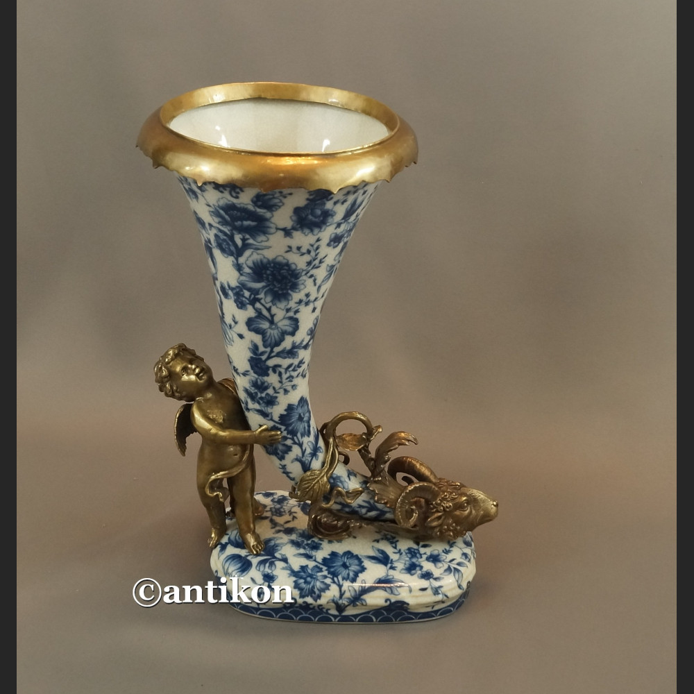 Róg obfitości z amorem wzór cebulowy kobalt  Róg obfitości z amorem wzór cebulowy kobalt