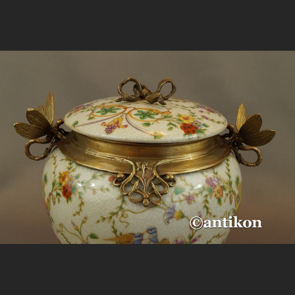 Porcelanowa szkatuła z ważkami 