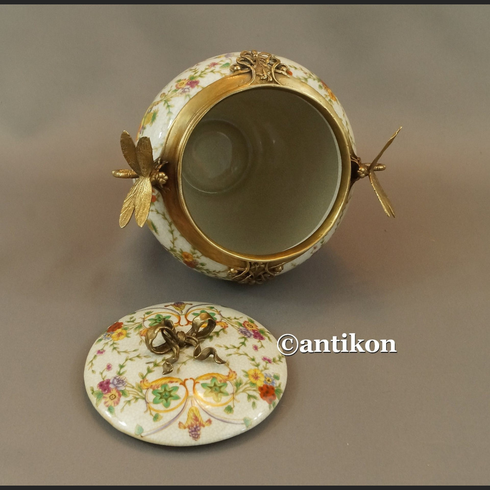 Porcelanowa szkatuła z ważkami 