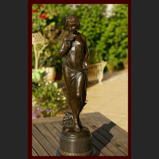 Duża rzeźba dziewczyna z kwiatkami posąg 