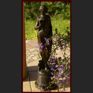 Duża rzeźba dziewczyna z kwiatkami posąg Duża rzeźba dziewczyna z kwiatkami posąg