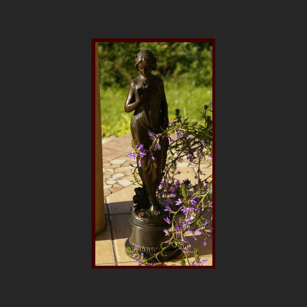 Duża rzeźba dziewczyna z kwiatkami posąg Duża rzeźba dziewczyna z kwiatkami posąg