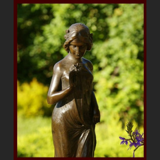 Duża rzeźba dziewczyna z kwiatkami posąg Duża rzeźba dziewczyna z kwiatkami posąg