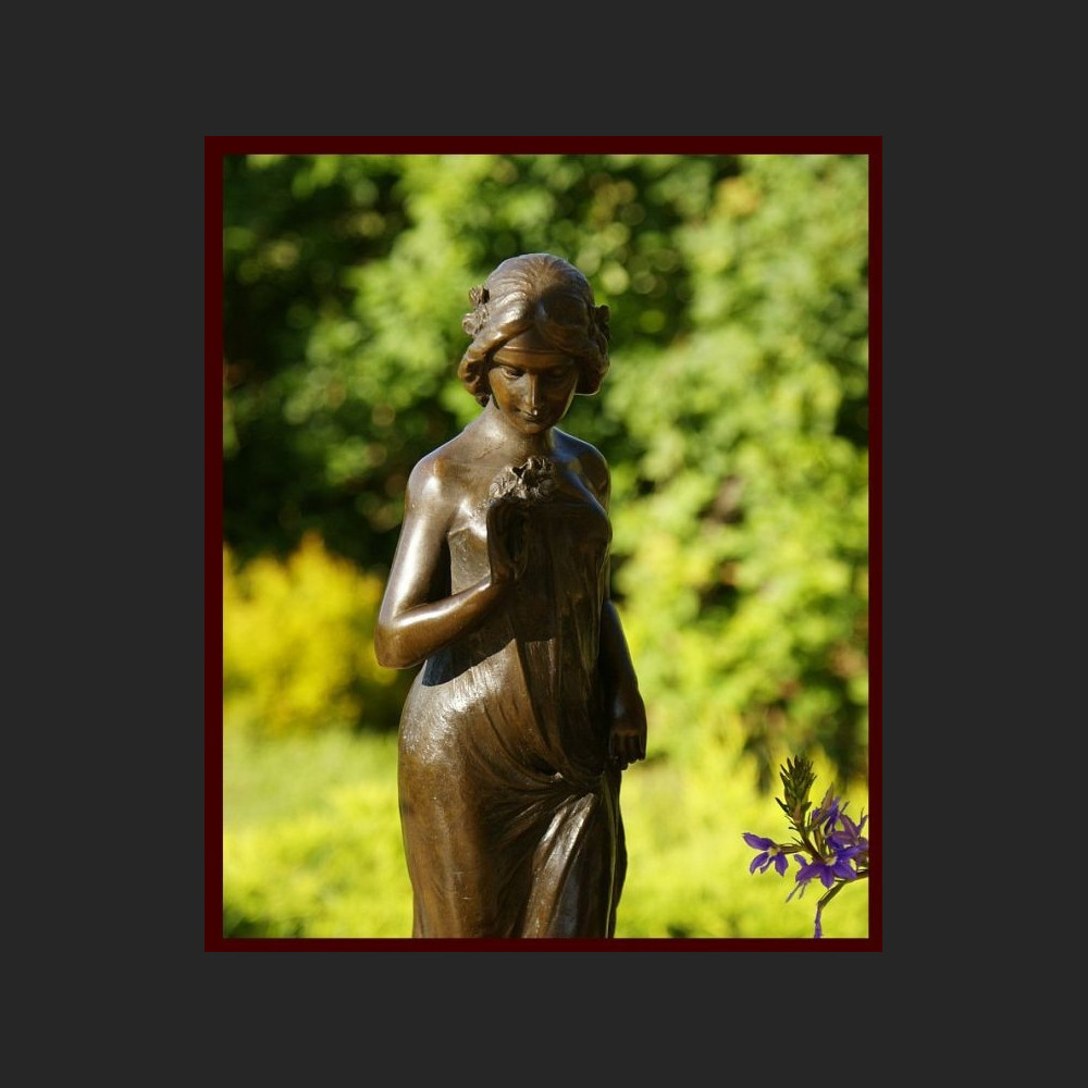 Duża rzeźba dziewczyna z kwiatkami posąg Duża rzeźba dziewczyna z kwiatkami posąg