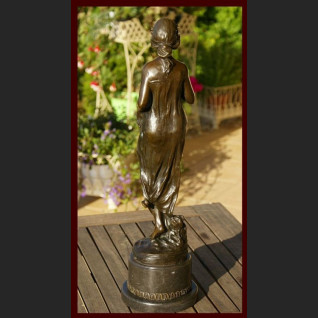 Duża rzeźba dziewczyna z kwiatkami posąg Duża rzeźba dziewczyna z kwiatkami posąg