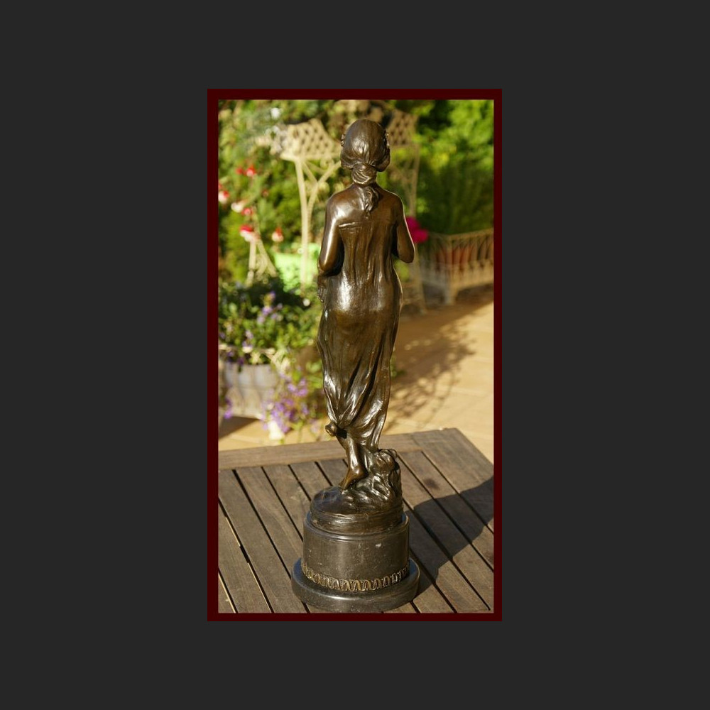 Duża rzeźba dziewczyna z kwiatkami posąg Duża rzeźba dziewczyna z kwiatkami posąg