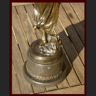 Duża rzeźba dziewczyna z kwiatkami posąg Duża rzeźba dziewczyna z kwiatkami posąg