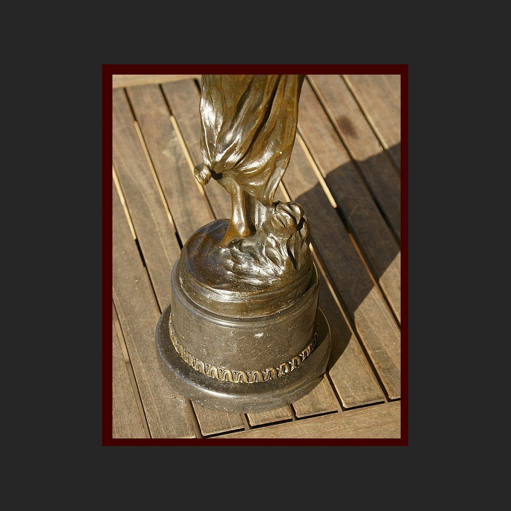 Duża rzeźba dziewczyna z kwiatkami posąg Duża rzeźba dziewczyna z kwiatkami posąg