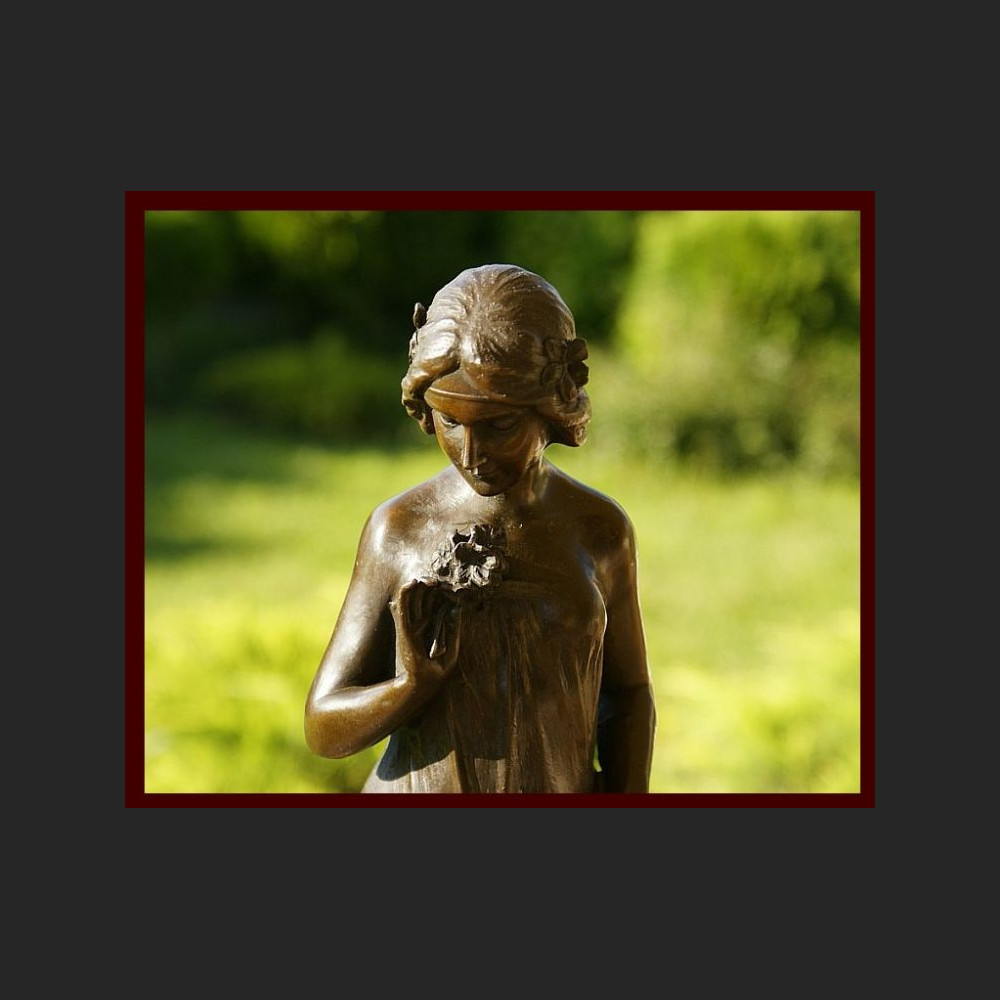 Duża rzeźba dziewczyna z kwiatkami posąg Duża rzeźba dziewczyna z kwiatkami posąg