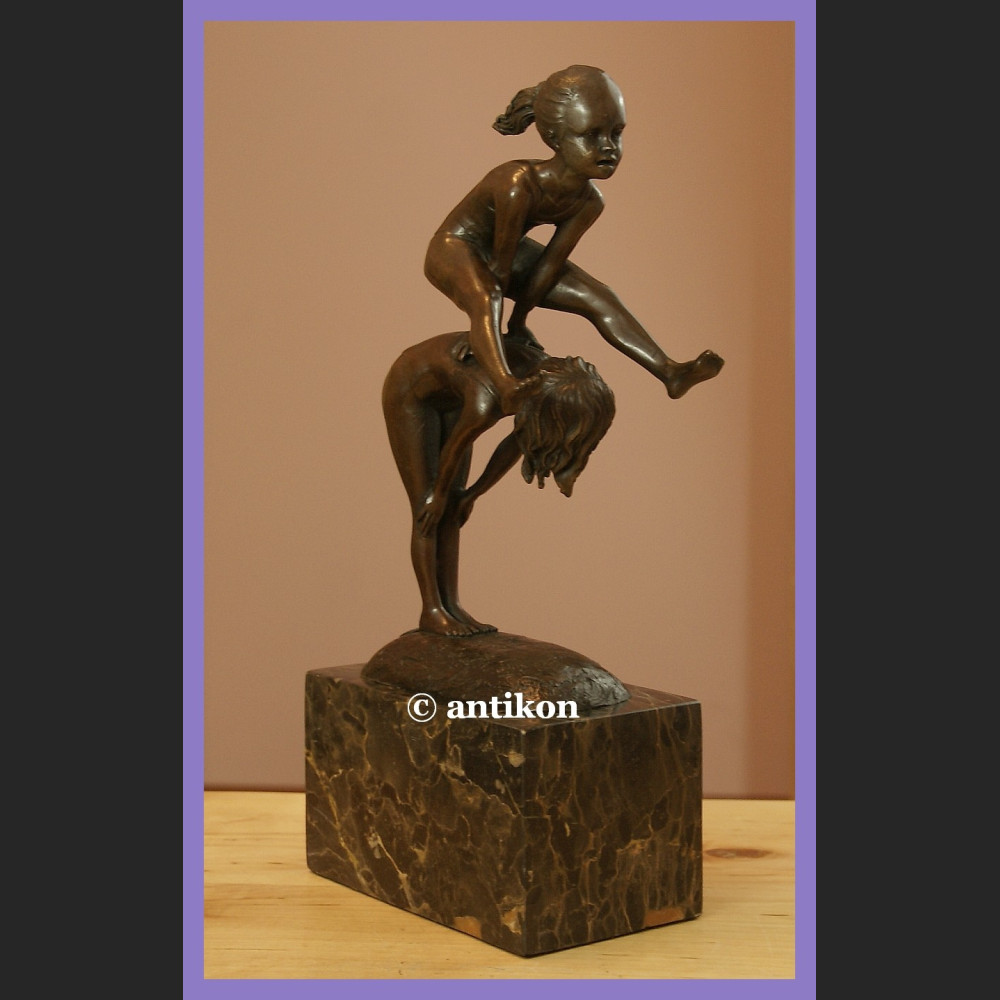 Rzeźba dwie gimnastyczki figurka sportowa