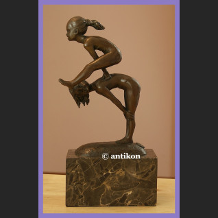 Rzeźba dwie gimnastyczki figurka sportowa