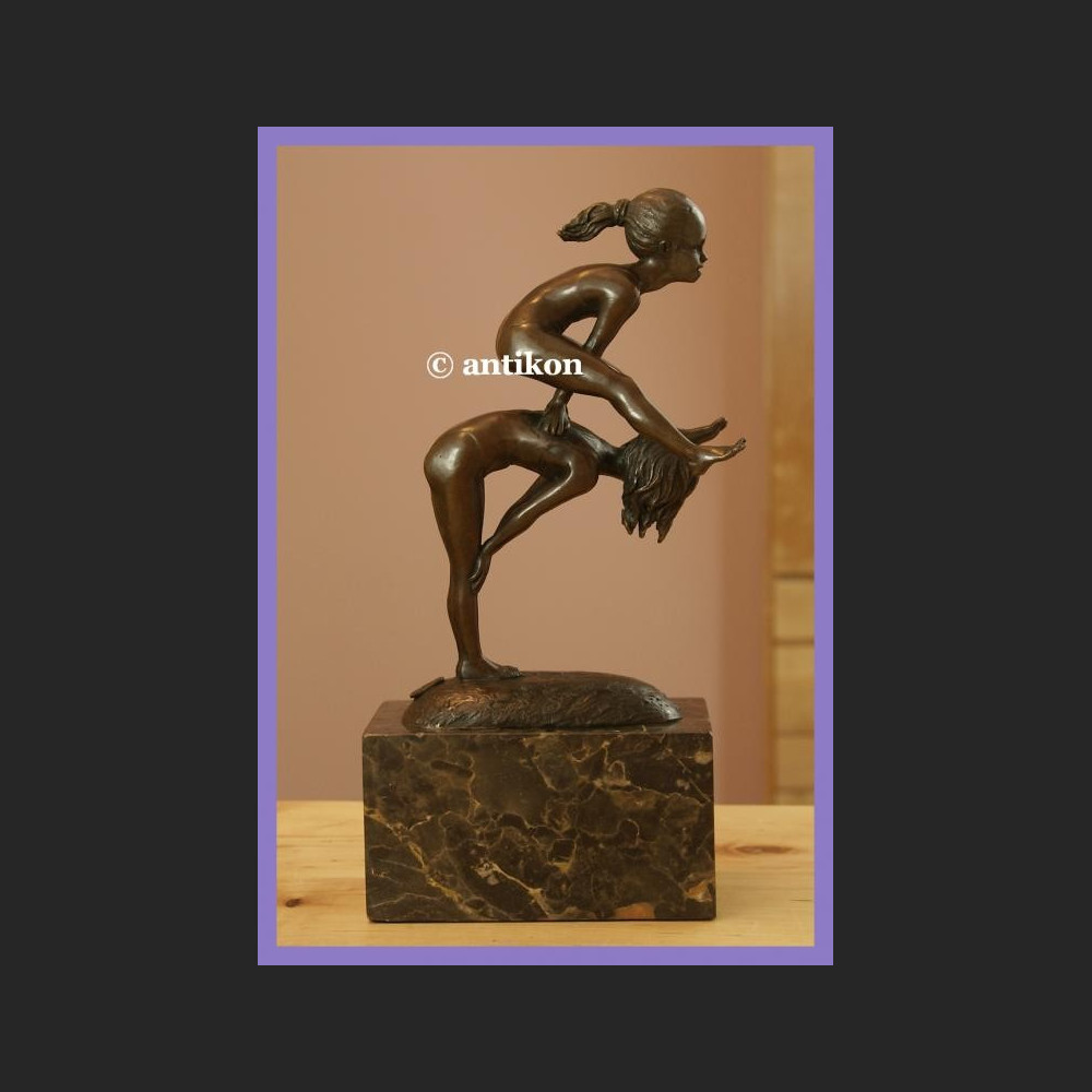 Rzeźba dwie gimnastyczki figurka sportowa