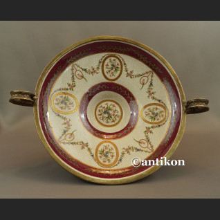 Patera porcelanowa na wysokiej stopce okuta w brąz 