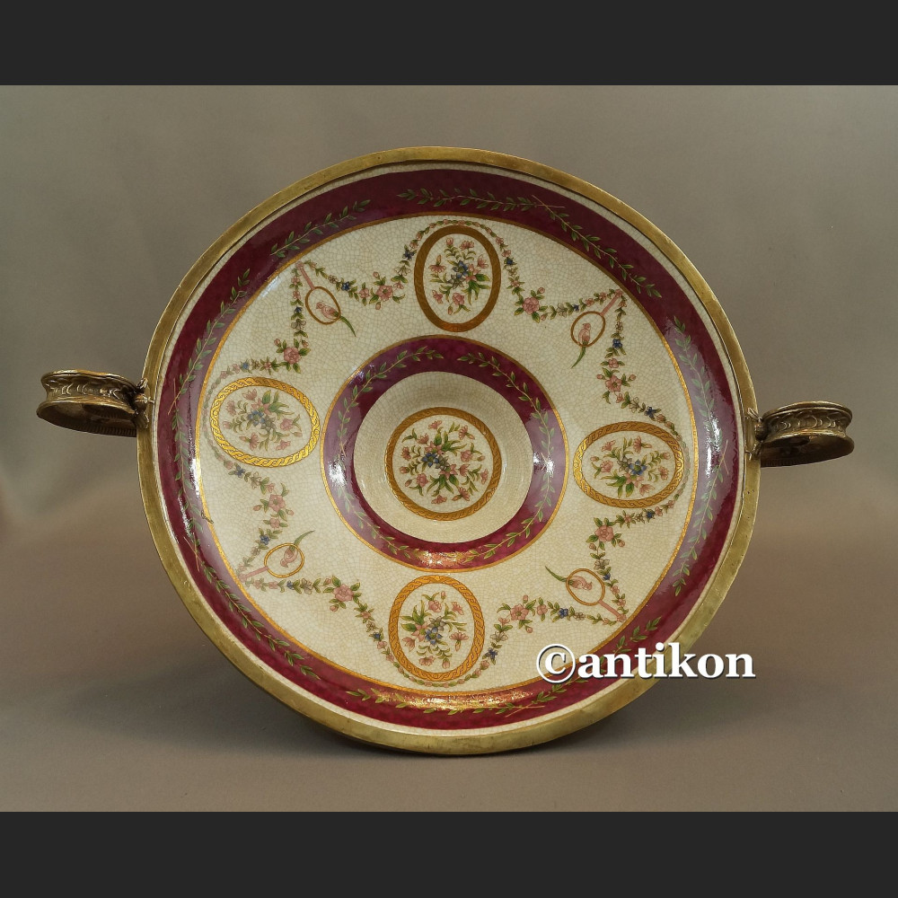 Patera porcelanowa na wysokiej stopce okuta w brąz 