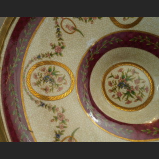 Patera porcelanowa na wysokiej stopce okuta w brąz 