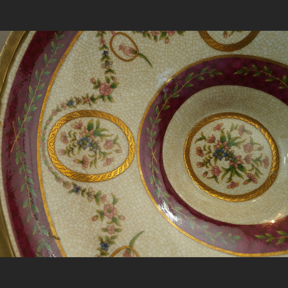 Patera porcelanowa na wysokiej stopce okuta w brąz 