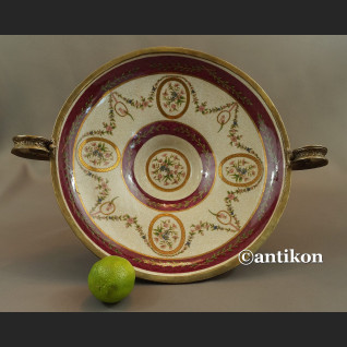 Patera porcelanowa na wysokiej stopce okuta w brąz 