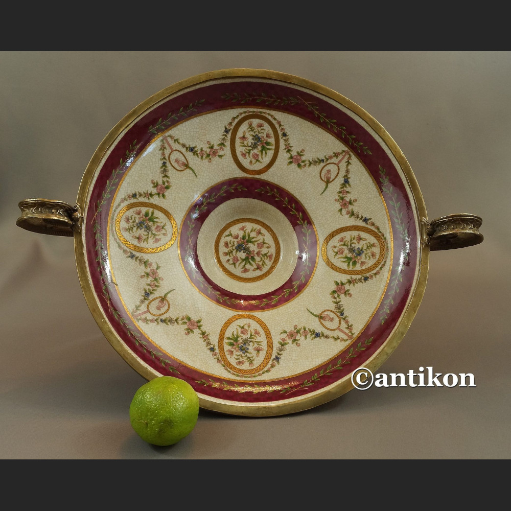 Patera porcelanowa na wysokiej stopce okuta w brąz 